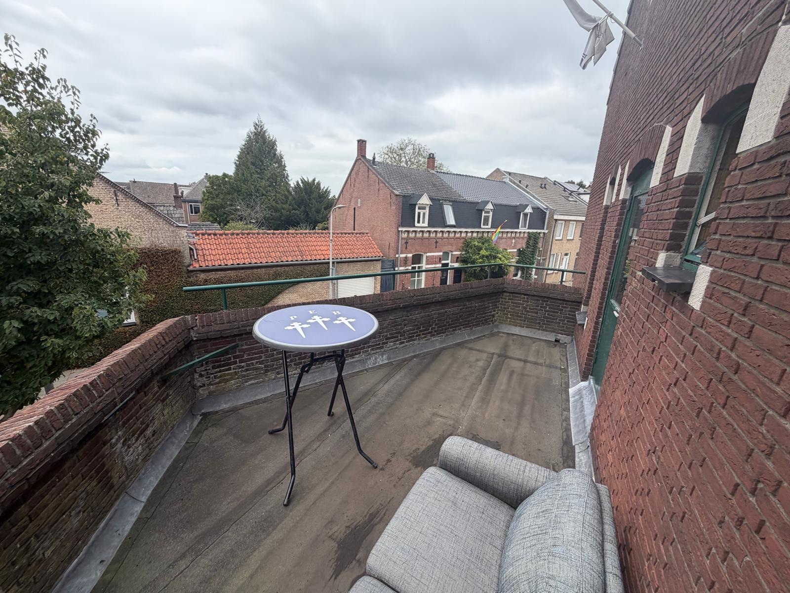 Het balkon met P.E.B.-statafel