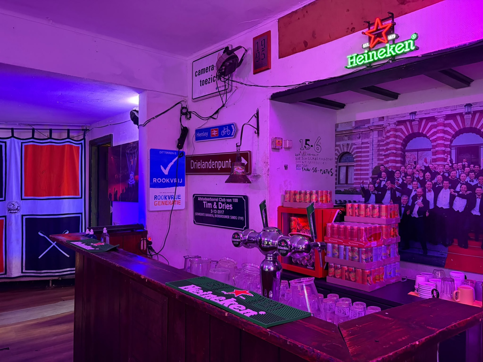 De bar met biertap en P.E.B.-herinneringen
