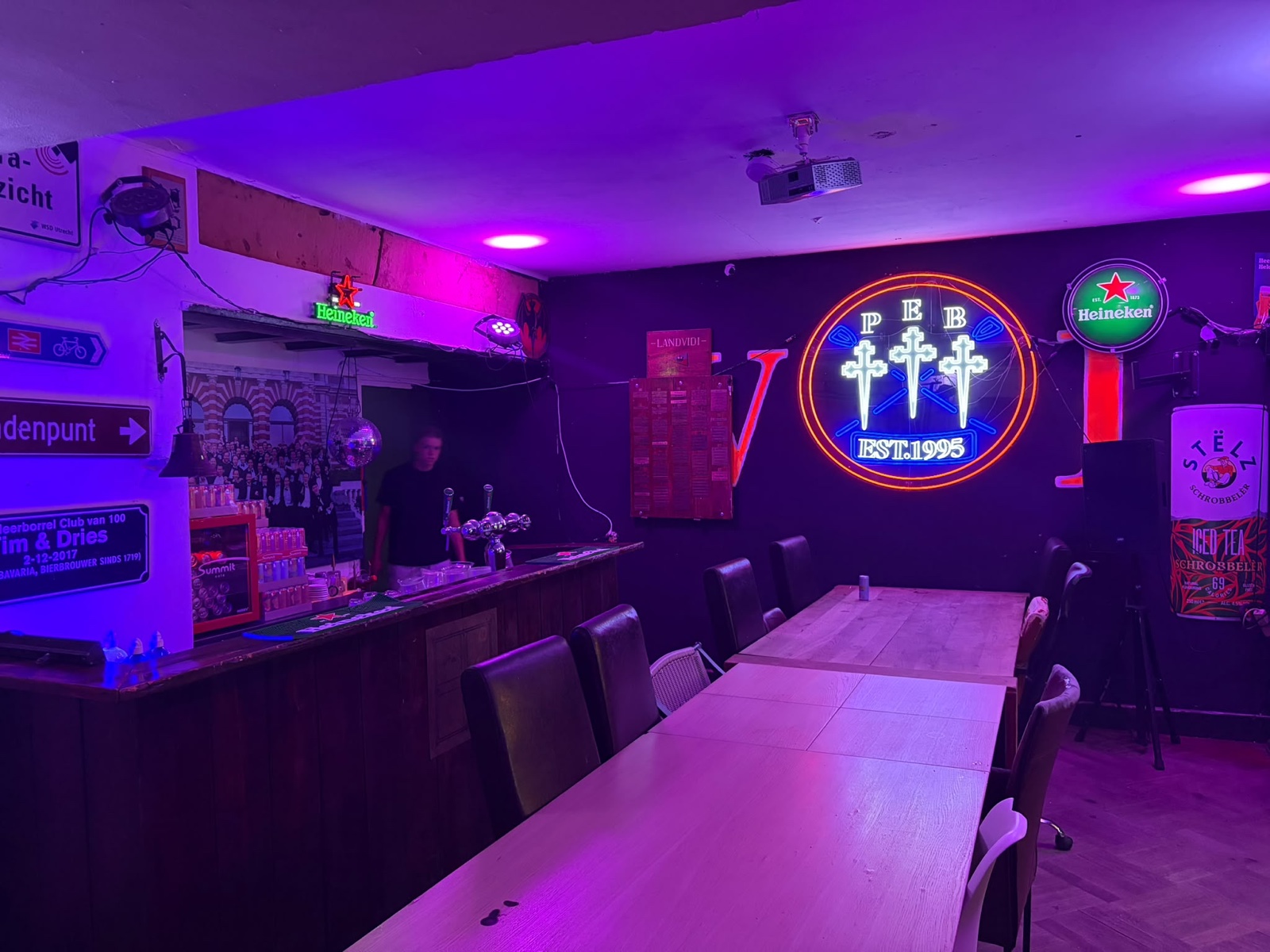 De borrelkamer met tafels en het verlichte P.E.B.-wapen