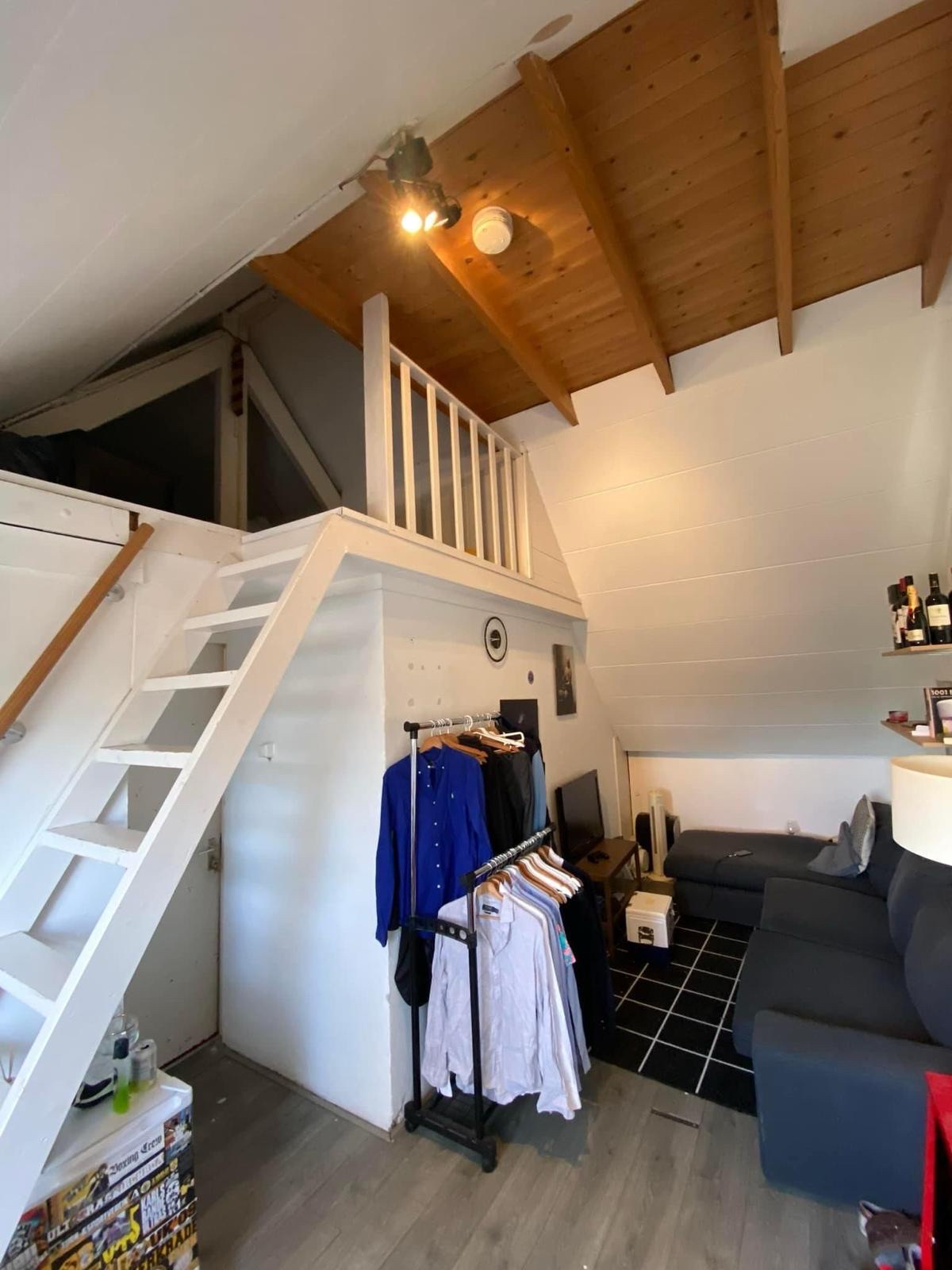 De kamer van Floris met een trap naar de vide