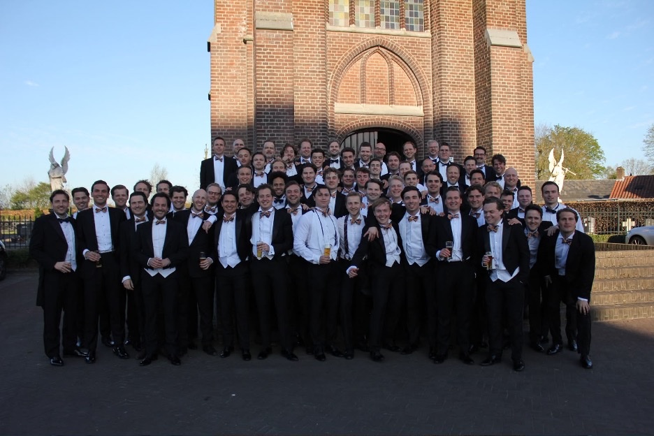 P.E.B.-groep voor een kerk tijdens het lustrumgala