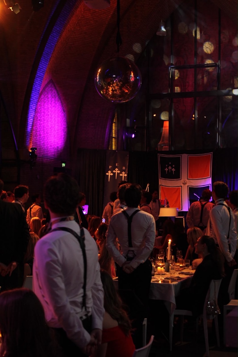 De zaal tijdens het lustrumgala met discobal en P.E.B.-vlag