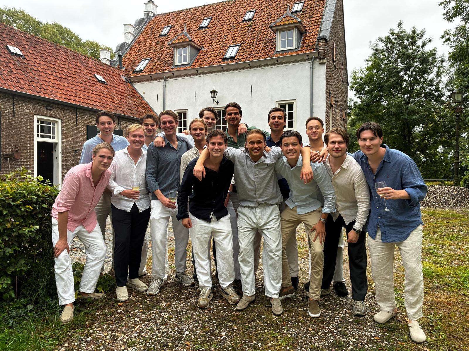 P.E.B.-leden samen in de tuin voor een diner